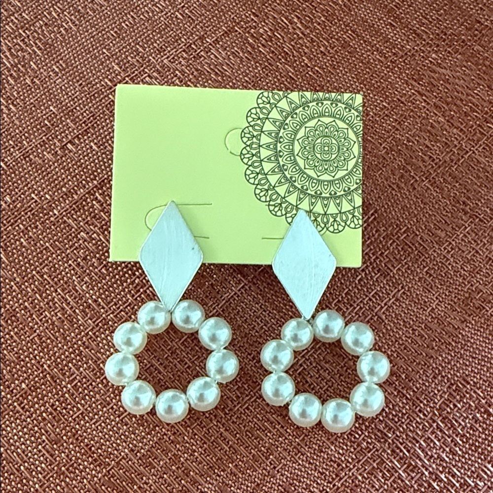 Elegant Silver and Pearl Hoop Earrings - Picture 2 of 4